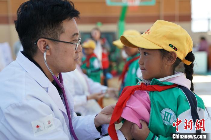 6月27日，西藏康馬縣南尼鄉中心小學的孩子參加先心病篩查?！√K丹 攝