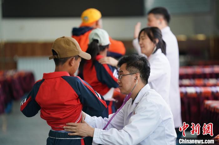 6月26日，西藏日喀則特校的孩子參加先心病篩查?！√K丹 攝