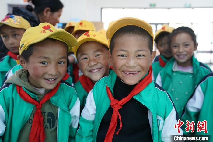 6月27日，西藏康馬縣南尼鄉中心小學的孩子參加先心病篩查?！√K丹 攝