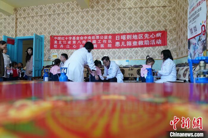 6月27日，西藏康馬縣雙語幼兒園的孩子參加先心病篩查?！√K丹 攝