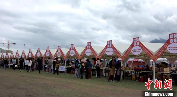 圖為熱鬧的“松贊夜市”。　貢桑拉姆 攝