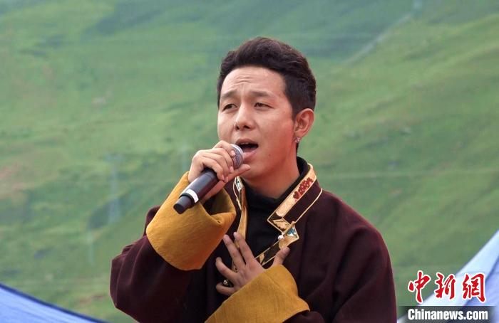 圖為藝人為開(kāi)幕式獻(xiàn)唱。　貢桑拉姆 攝