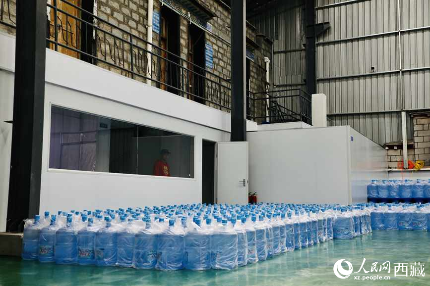 “色達牙泉”礦泉水（桶裝水）生產加工基地。人民網記者 次仁羅布攝