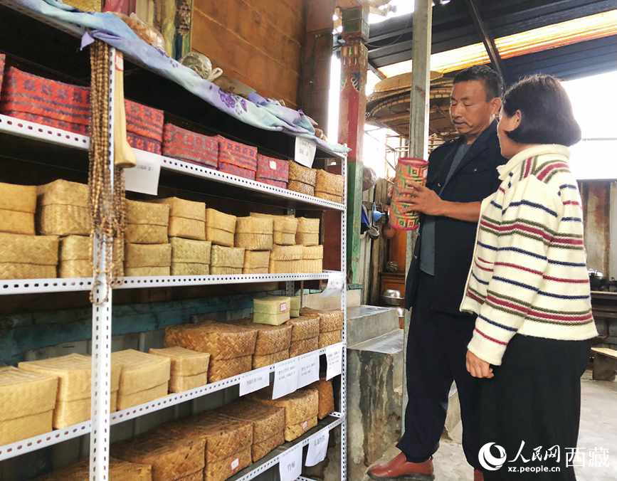 愛明（左一）給游客介紹藤竹產品。