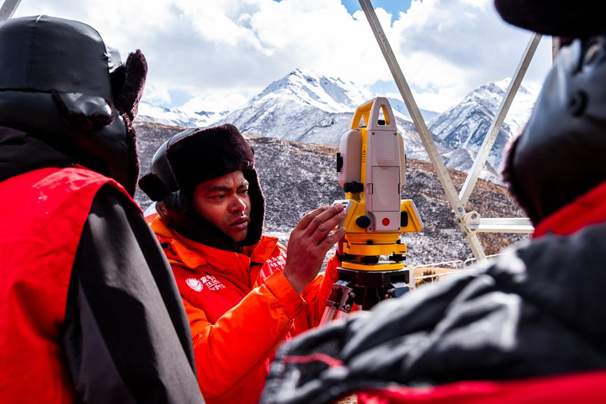 2023年11月30日，西藏自治區(qū)那曲市索縣榮布至丁青縣巴達35千伏線路工程負責人黃小洪（左二）現場開展線路弧測量教學。趙清鵬攝