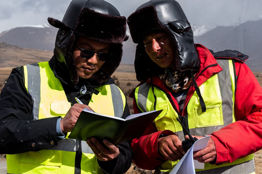 2023年11月30日，西藏自治區(qū)那曲市索縣榮布至丁青縣巴達35千伏線路工程施工現場人員正在開展現場作業(yè)。趙清鵬攝