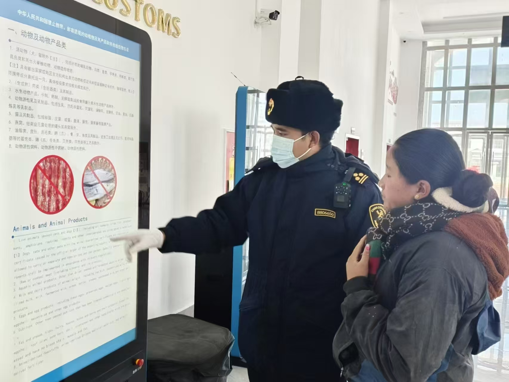 海關關員對入境邊民進行禁止攜帶、郵寄進境動植物及其產品解讀。次旺久美攝