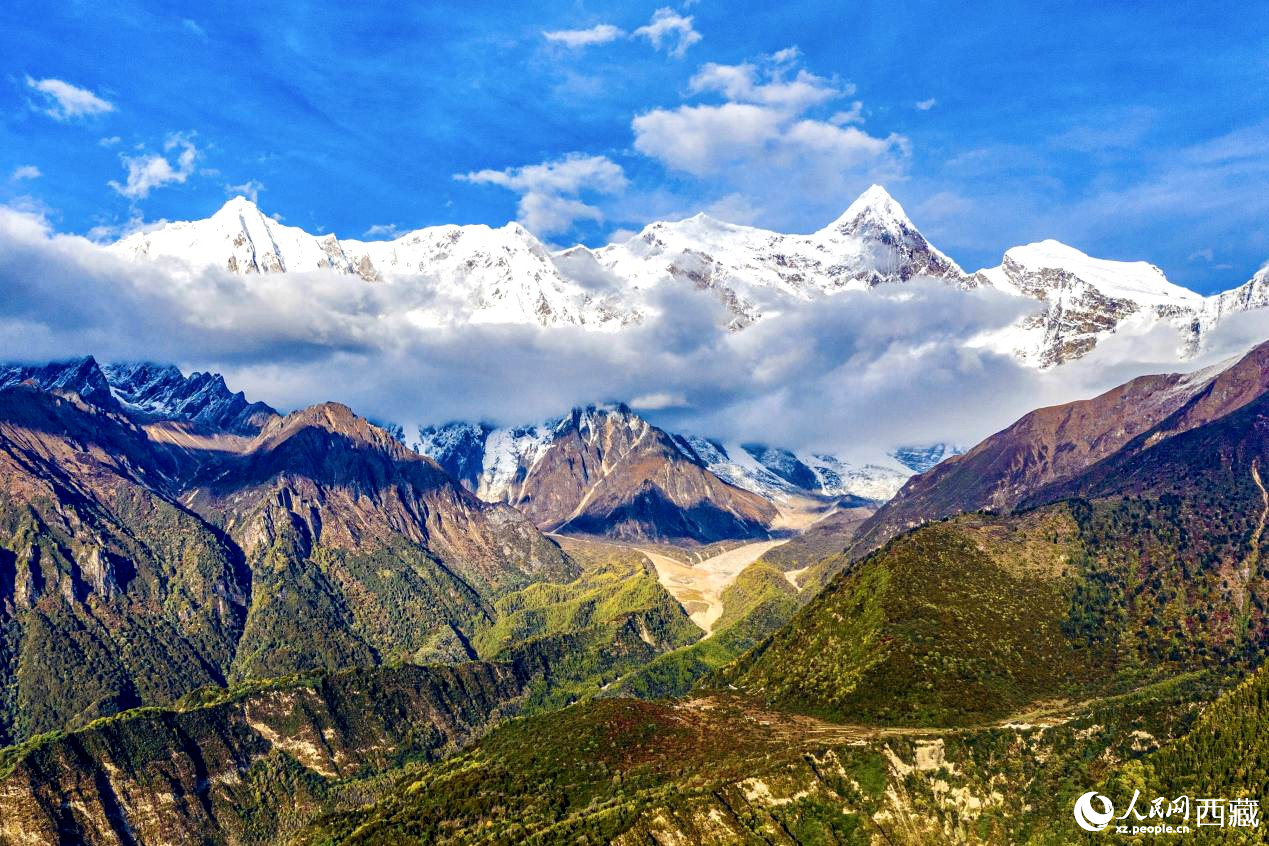 無人機航拍南迦巴瓦峰。