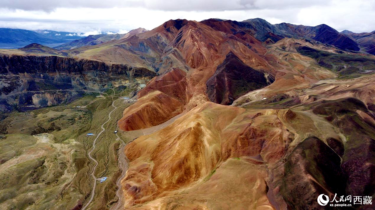 西藏阿里地區札達縣境內的山丘，因大地礦石的緣故而變得色彩豐富，當地人稱之為“五彩山”。